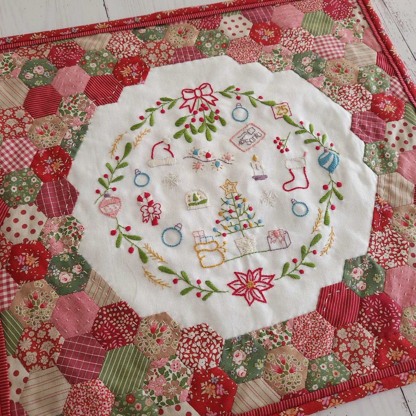 Merry Mistletoe Mini Quilt by Lilabelle Lane Creations -English Paper Piecing PDF Pattern with SVG Download for Scan N Cut & Cricut Machines