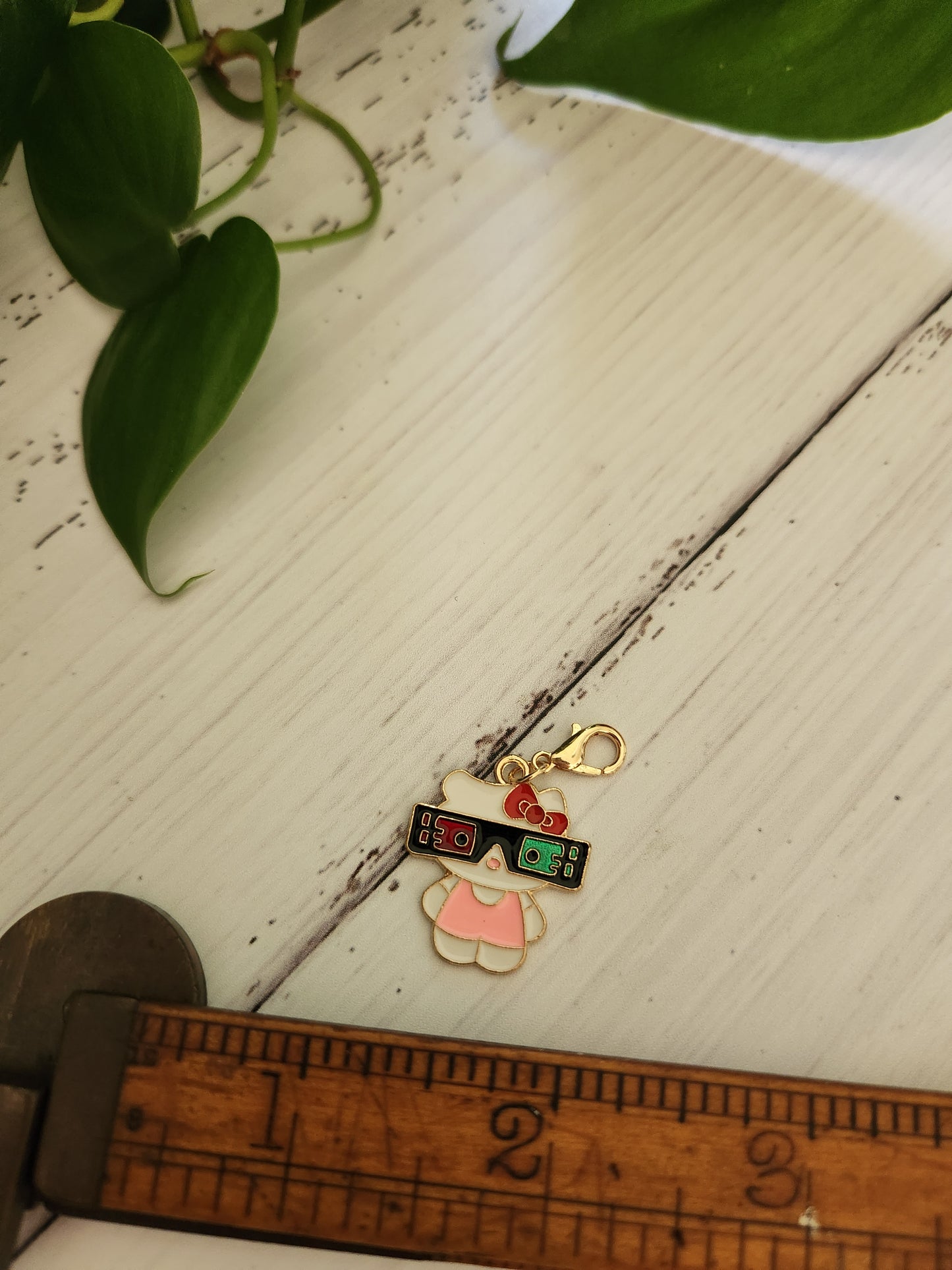 Cute Kitty wearing 3D glasses- Zipper Charm
