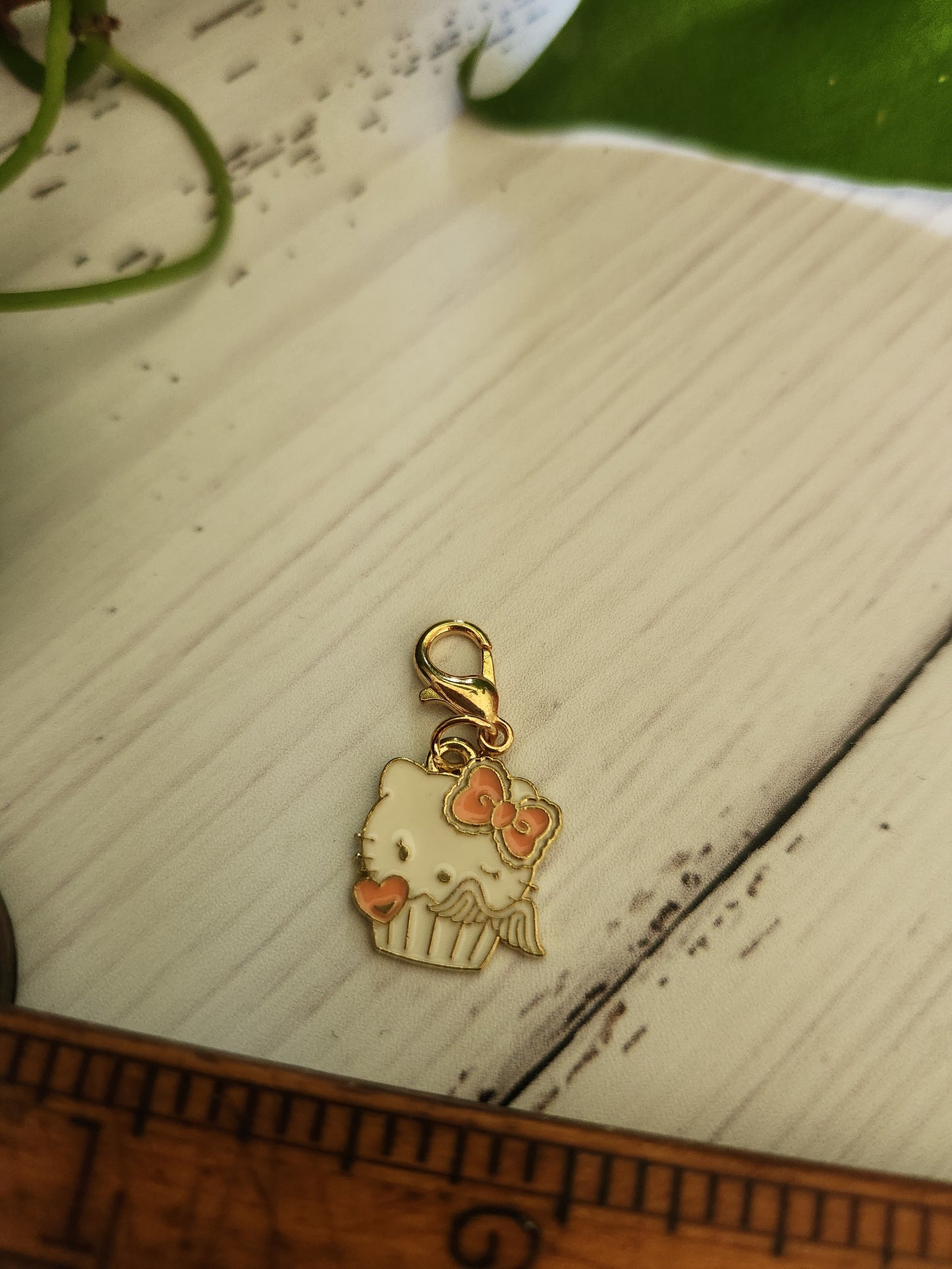 Adorable Kitty as Angel Cup Cake - Zipper Charm
