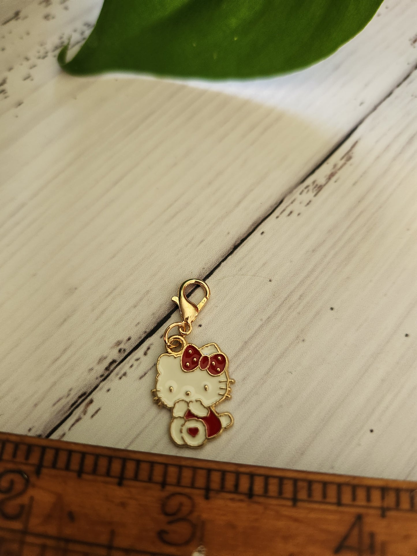 Adorable Kitty with a heart on her foot - Zipper Charm