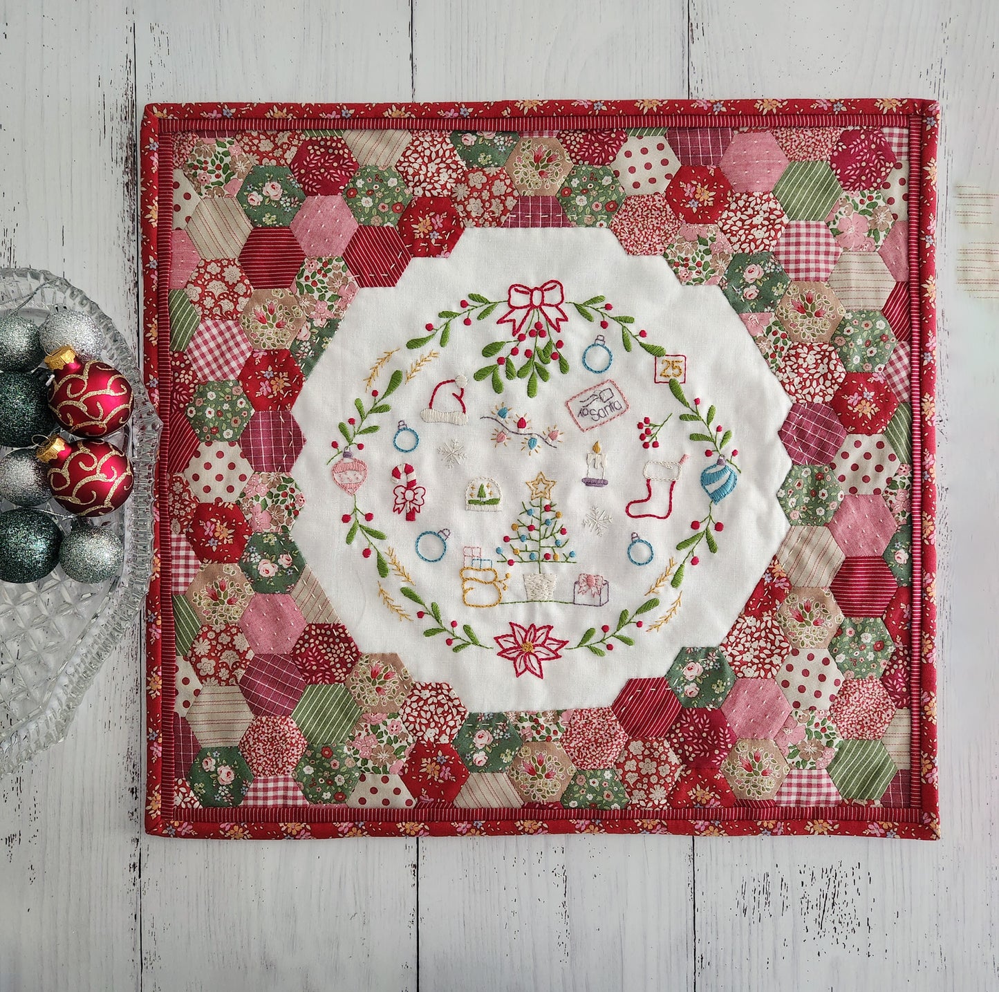 Merry Mistletoe Mini Quilt by Lilabelle Lane Creations -English Paper Piecing PDF Pattern with SVG Download for Scan N Cut & Cricut Machines