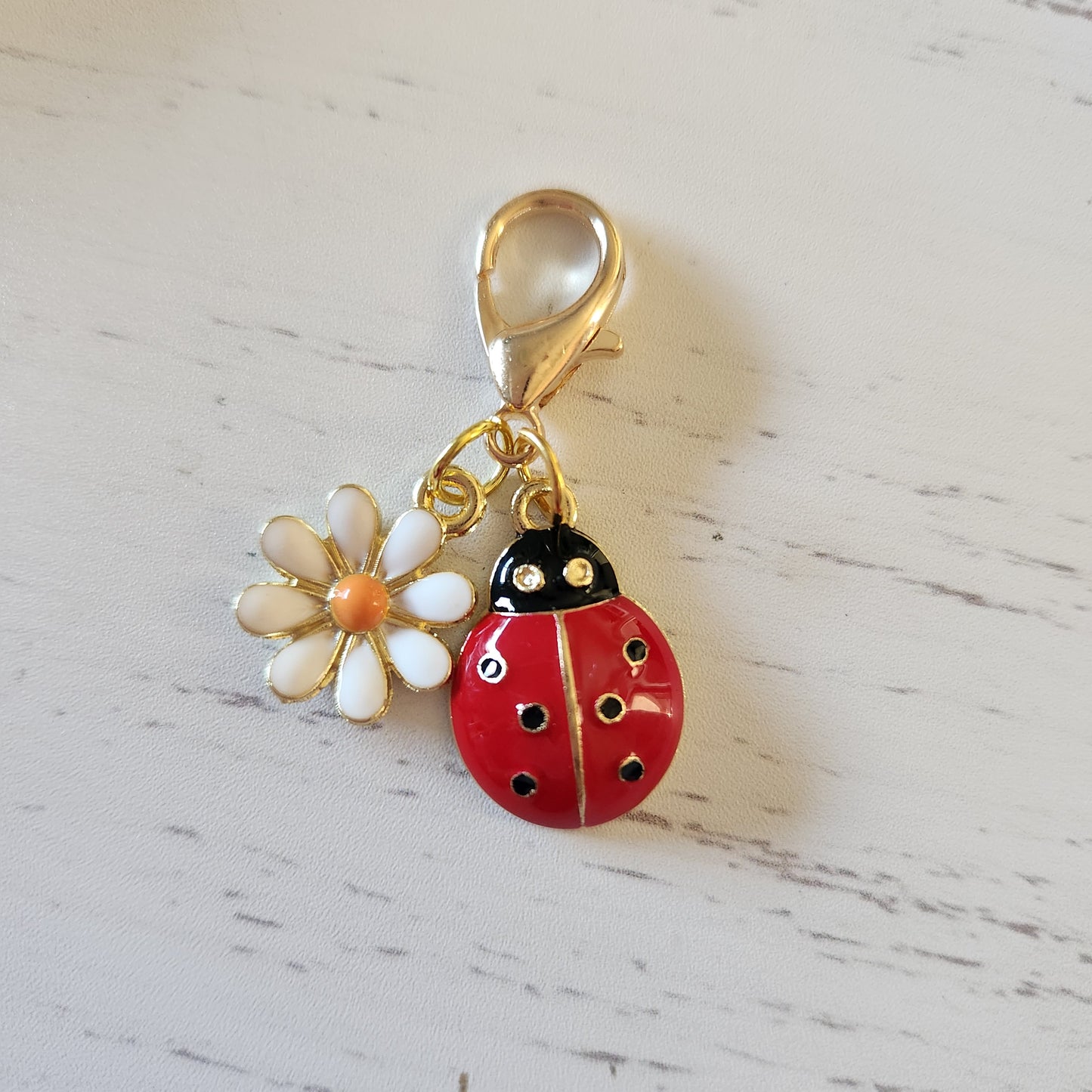 Lady Bug with White Daisy - Zipper Charm