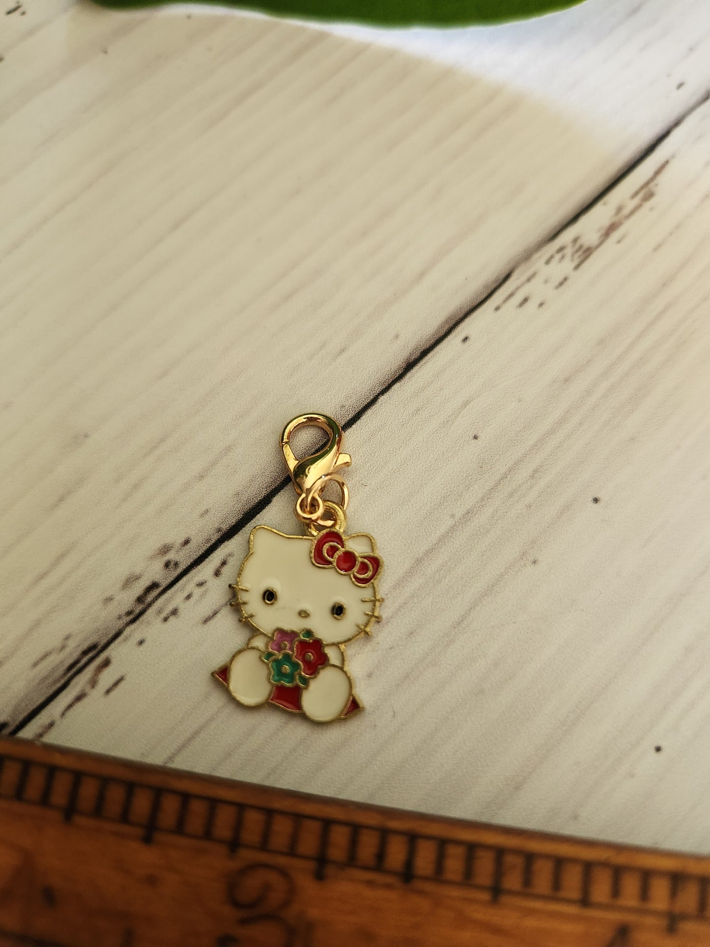 Adorable Kitty with a bunch of flowers- Zipper Charm